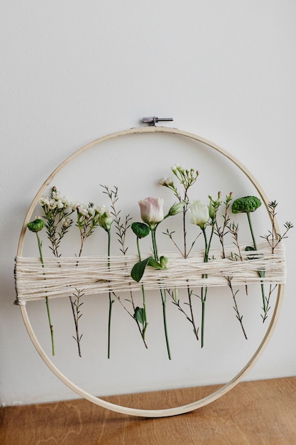 Hoop cu broderie florală lucrată manual